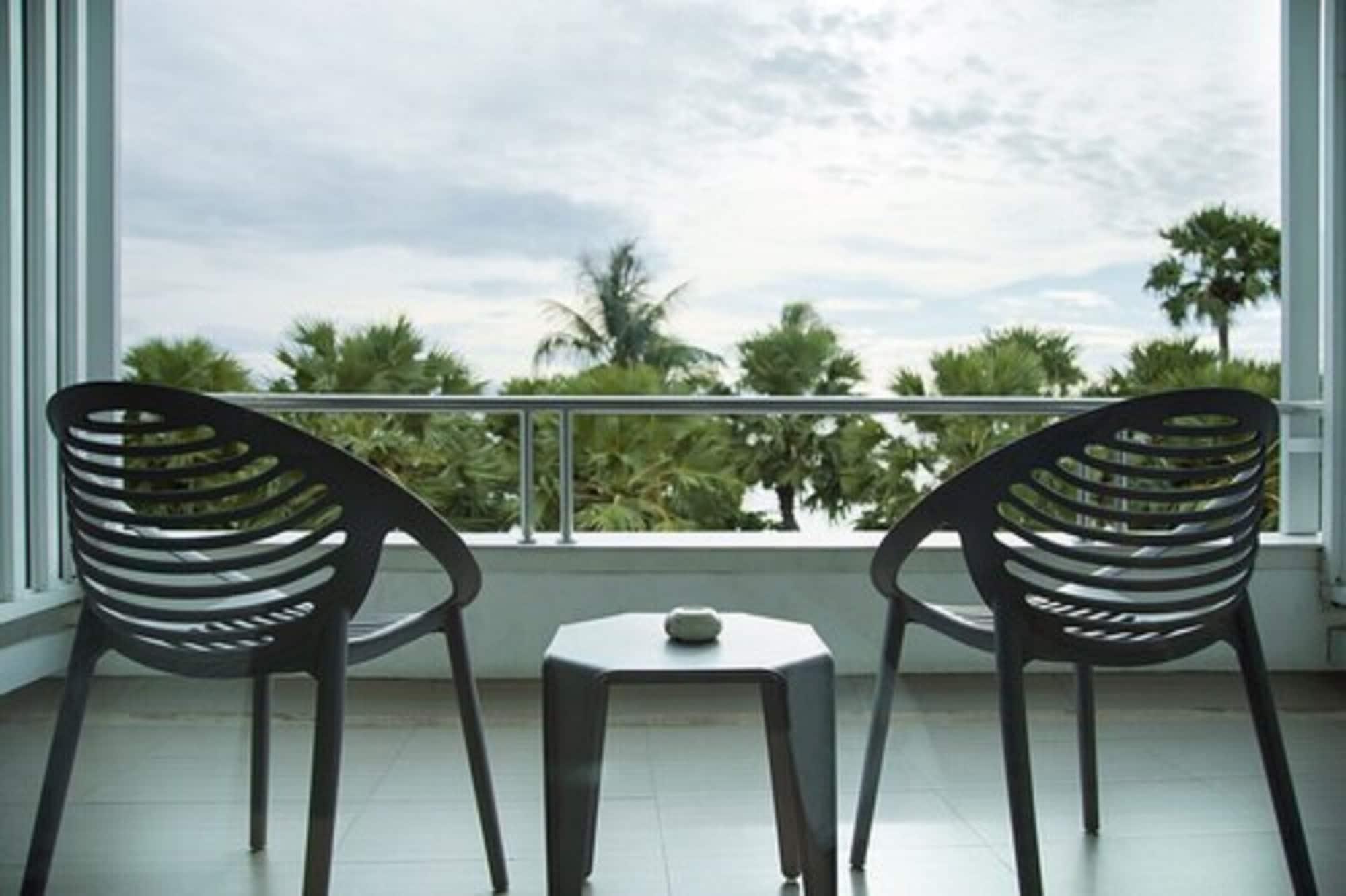 Baboona Beachfront Living Pattaya Extérieur photo