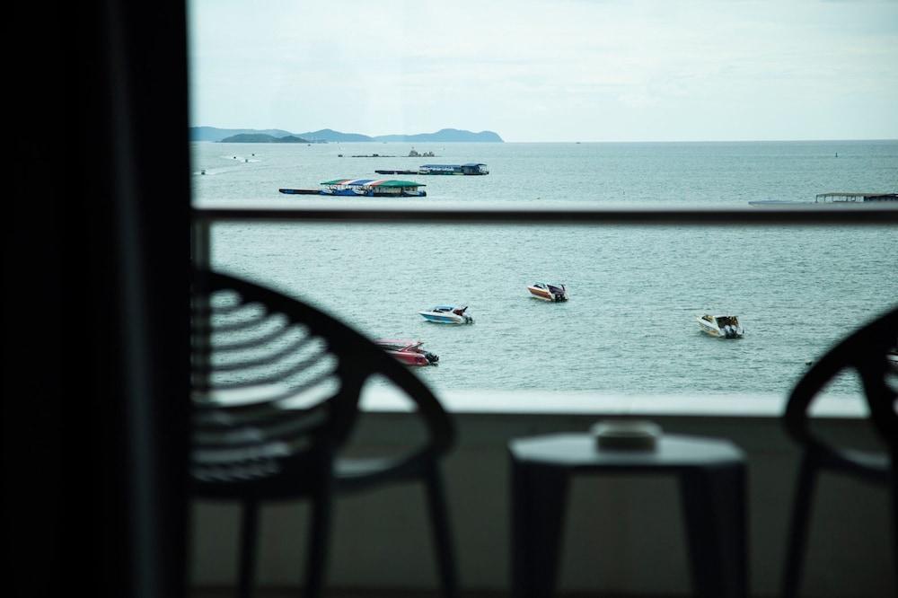 Baboona Beachfront Living Pattaya Extérieur photo
